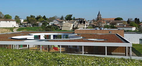 Vue sur l'école et le bourg de la commune de Pompignac