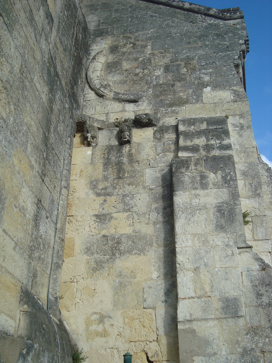 2 modillons romans conservés et ancien oculus aujourd'hui bouché