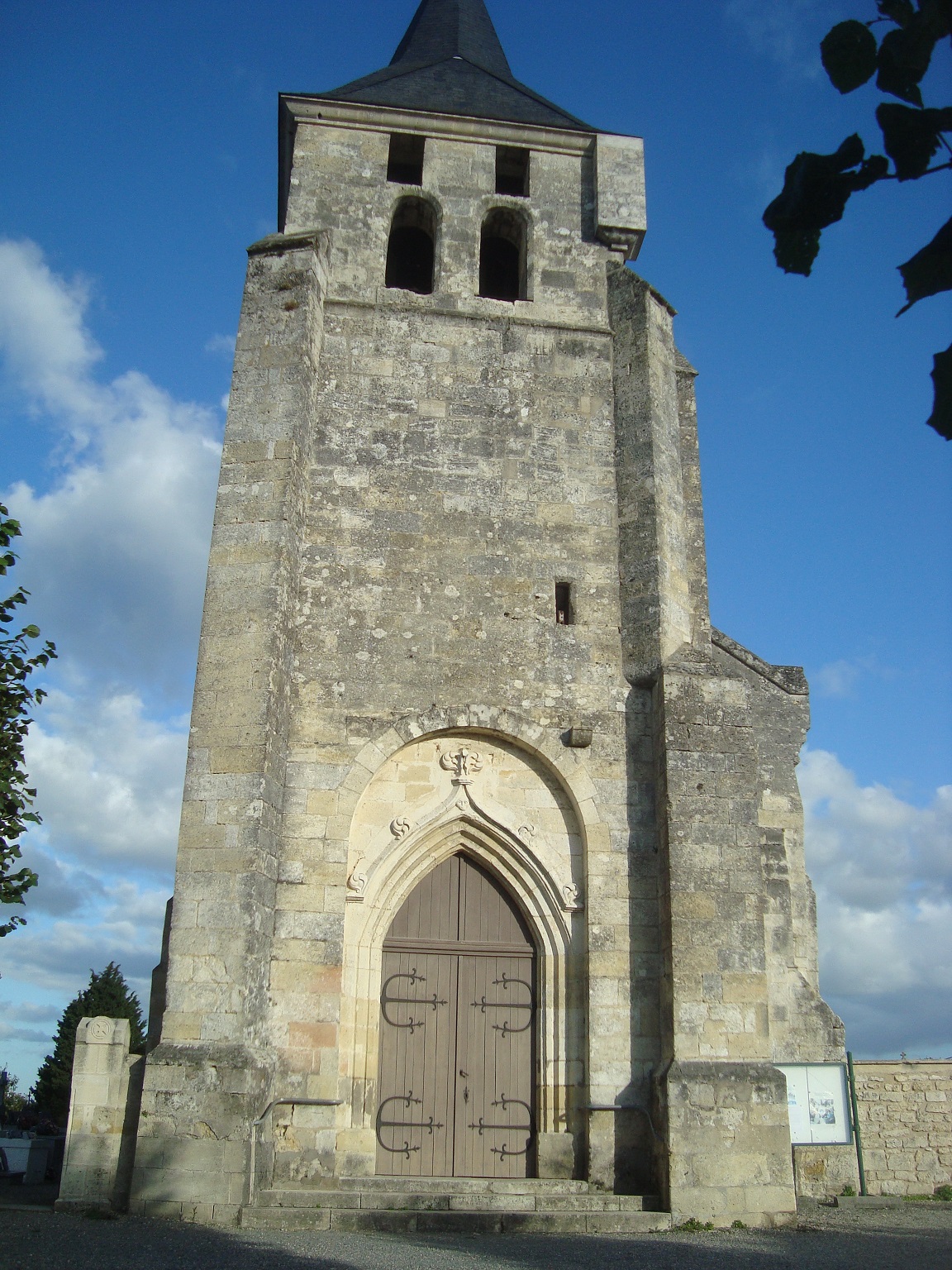 Façade principale, entrée côté occidental