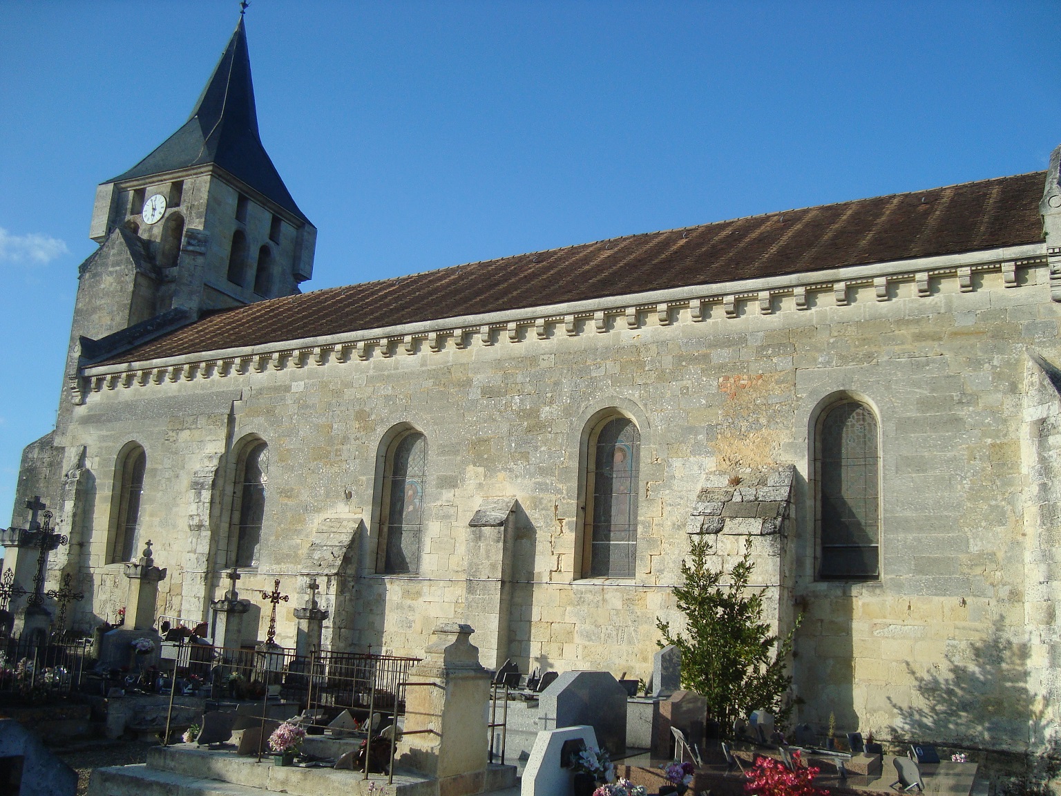 Façade méridionale, portail avec archivolte, choux et fleuron 