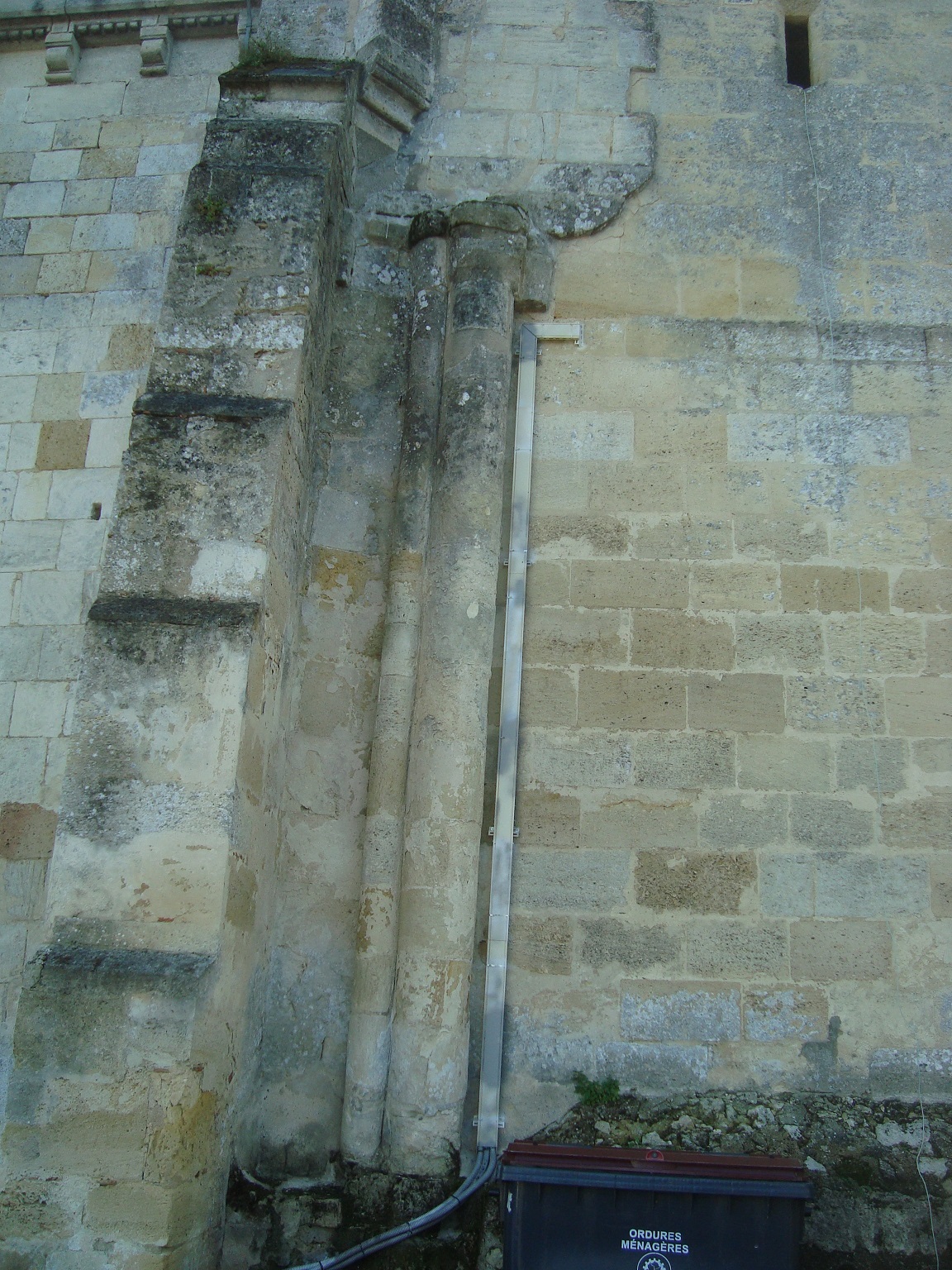 Anciens piliers conservés, après incendie côté septentrional : 1 gros 1 petit