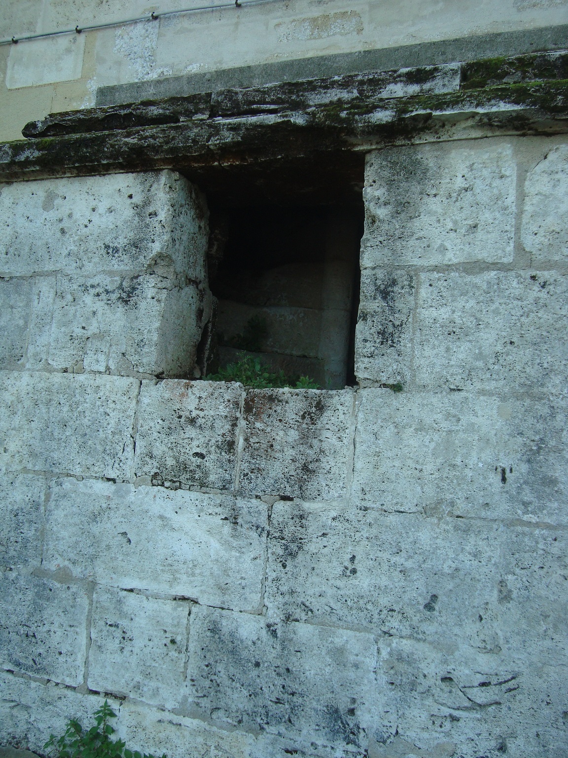 ancien petit appentis avec restes d'un escalier à vis, côté septentrional.