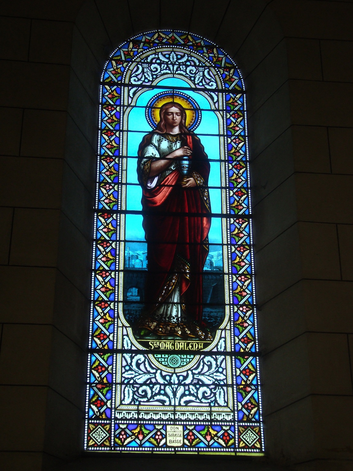 Vitrail de Sainte Madeleine, don des familles de SIBAS et BASSE